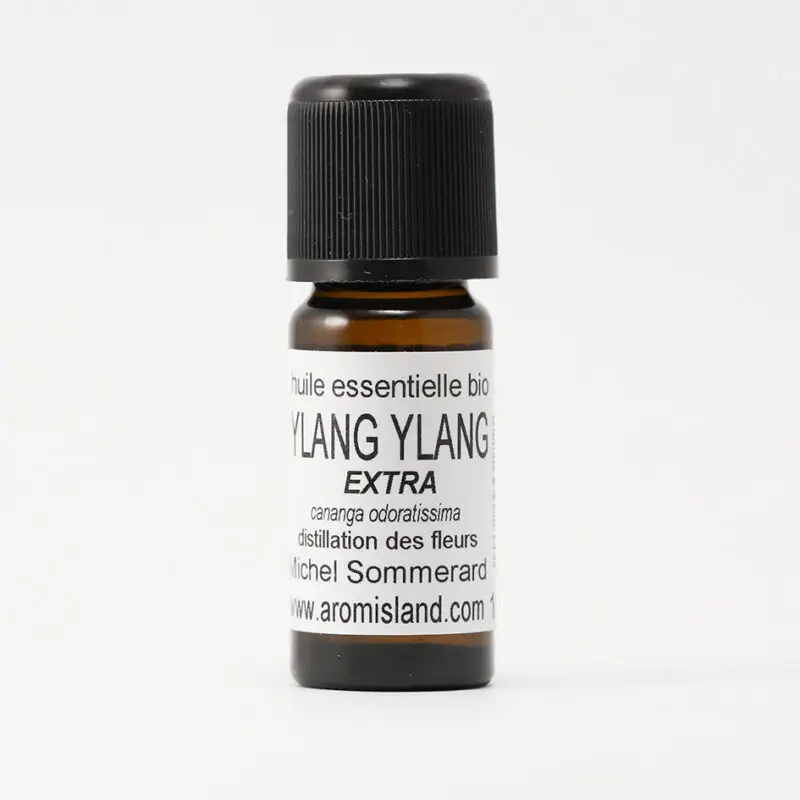 Flacon d' Huile Essentielle d'Ylang Ylang Extra Bio (Cananga odorata) , extrait précieux pour la parfumerie.