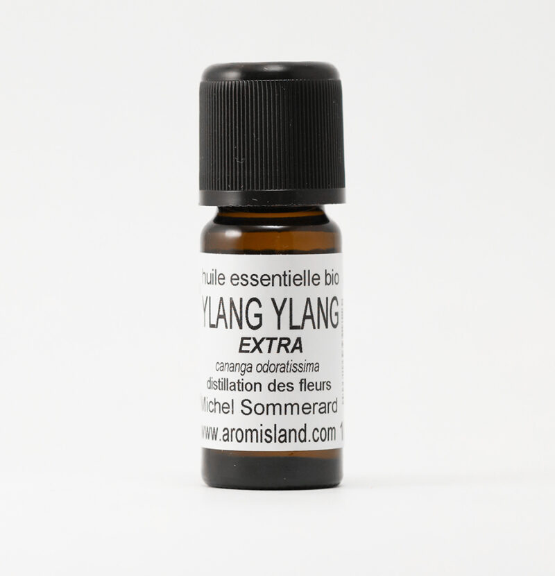 Flacon d' Huile Essentielle d'Ylang Ylang Extra Bio (Cananga odorata) , extrait précieux pour la parfumerie.