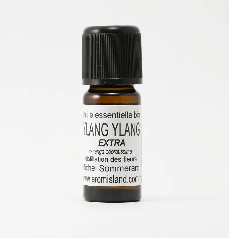 Flacon d' Huile Essentielle d'Ylang Ylang Extra Bio (Cananga odorata) , extrait précieux pour la parfumerie.