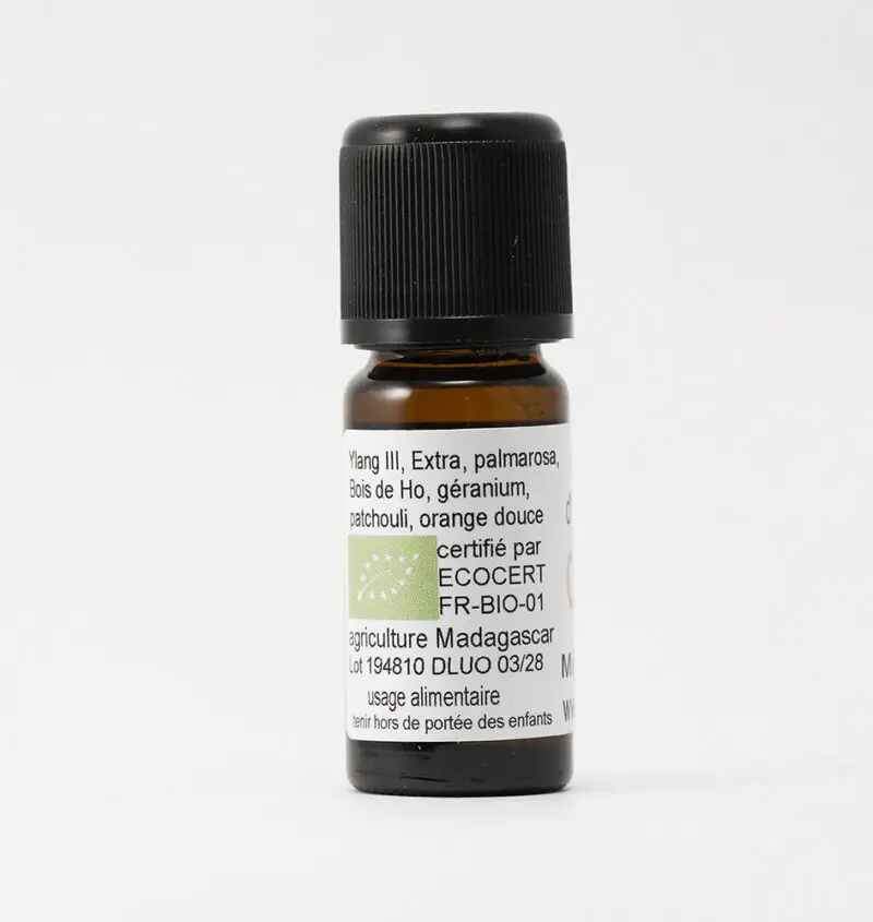 Ingrédients naturels de la Synergie Complices Connexion et Sensualité – Ylang-Ylang Extra, Bois de Ho, Géranium Bourbon, Patchouli, Zeste d’Orange et Basilic.