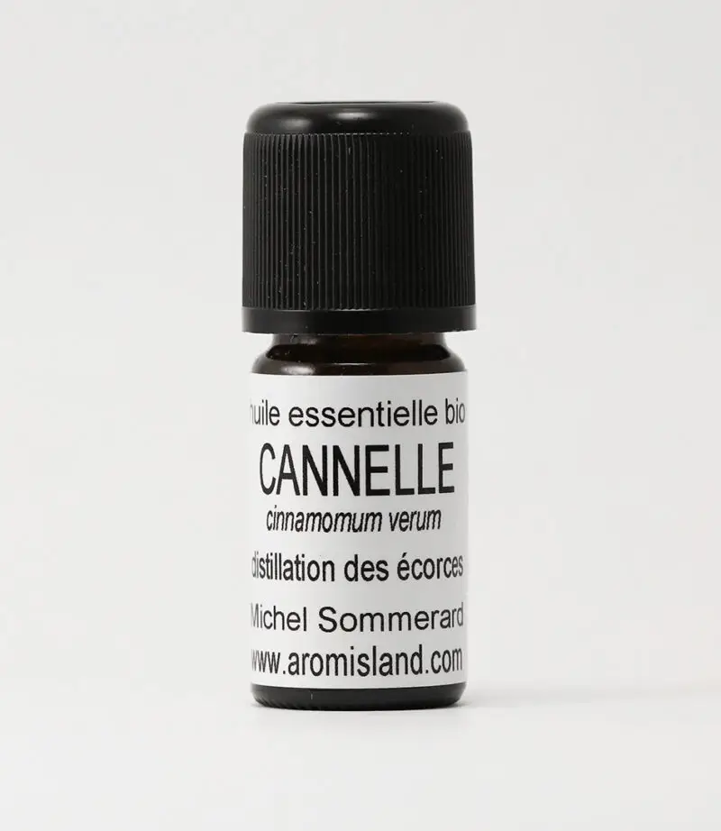 Flacon d' Huile Essentielle de Cannelle Écorce Bio ( Cinnamomum verum ) , distillation pure et biologique.