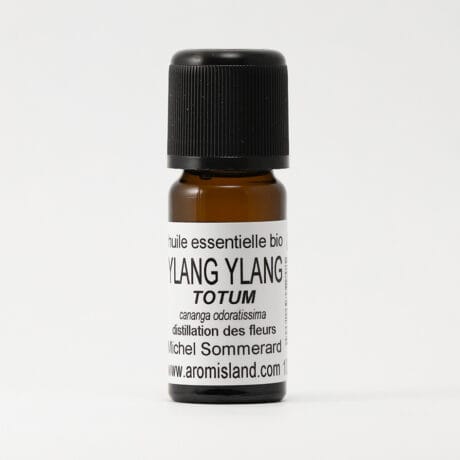 Flacon d' Huile Essentielle d'Ylang Ylang Totum Bio (Cananga odorata) , distillation complète aux notes florales intenses.