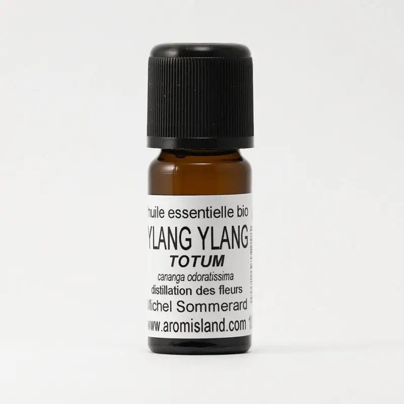 Flacon d' Huile Essentielle d'Ylang Ylang Totum Bio (Cananga odorata) , distillation complète aux notes florales intenses.