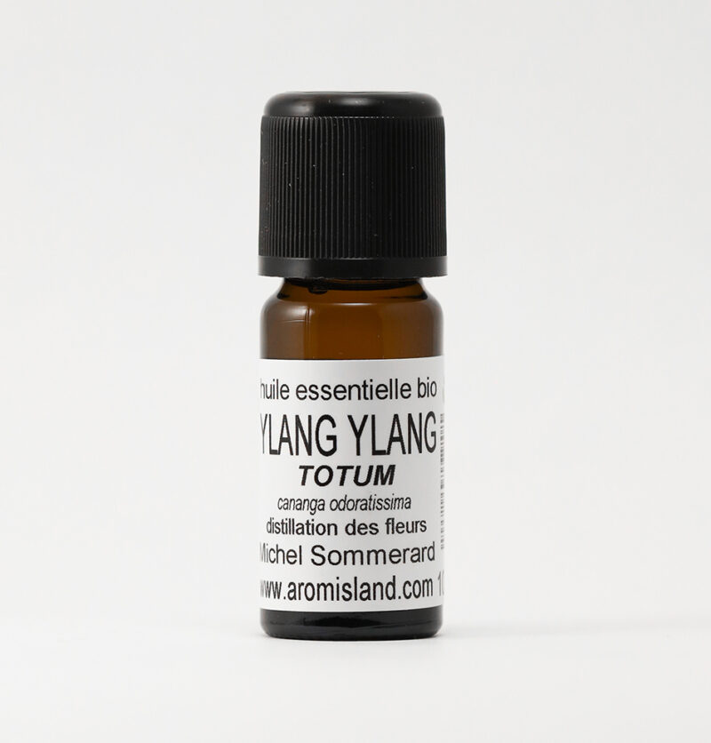 Flacon d' Huile Essentielle d'Ylang Ylang Totum Bio (Cananga odorata) , distillation complète aux notes florales intenses.