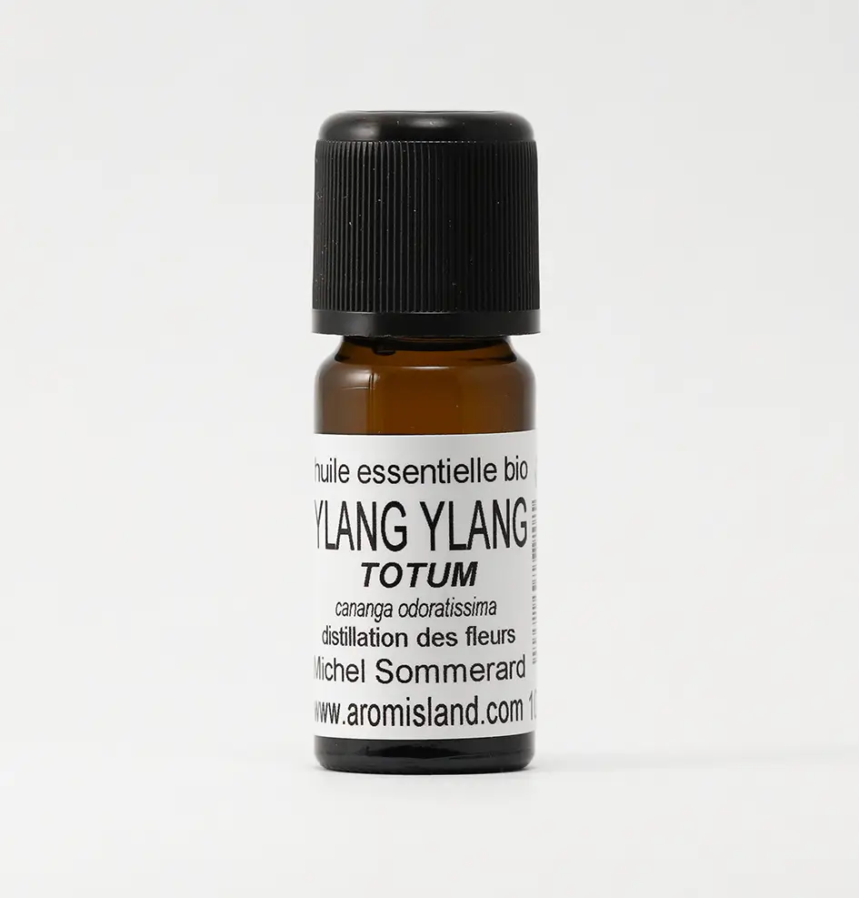 Flacon d' Huile Essentielle d'Ylang Ylang Totum Bio (Cananga odorata) , distillation complète aux notes florales intenses.
