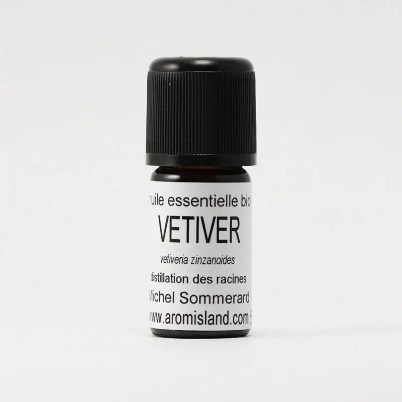 Flacon d' Huile Essentielle de Vétiver Bio Vetiveria zizanoïdes , extrait pur et épais des racines du vétiver.