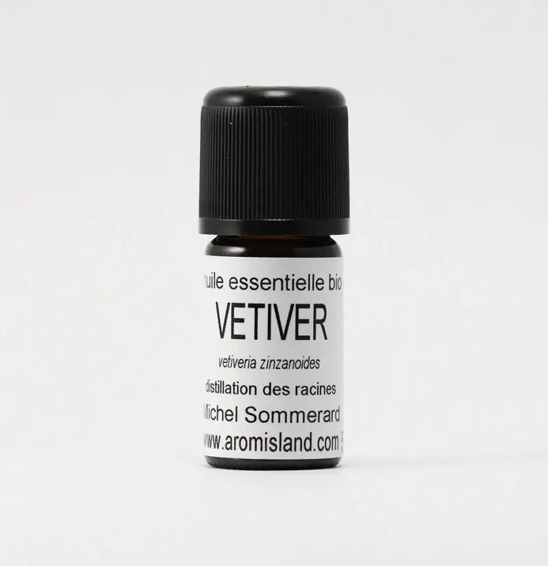 Flacon d' Huile Essentielle de Vétiver Bio Vetiveria zizanoïdes , extrait pur et épais des racines du vétiver.