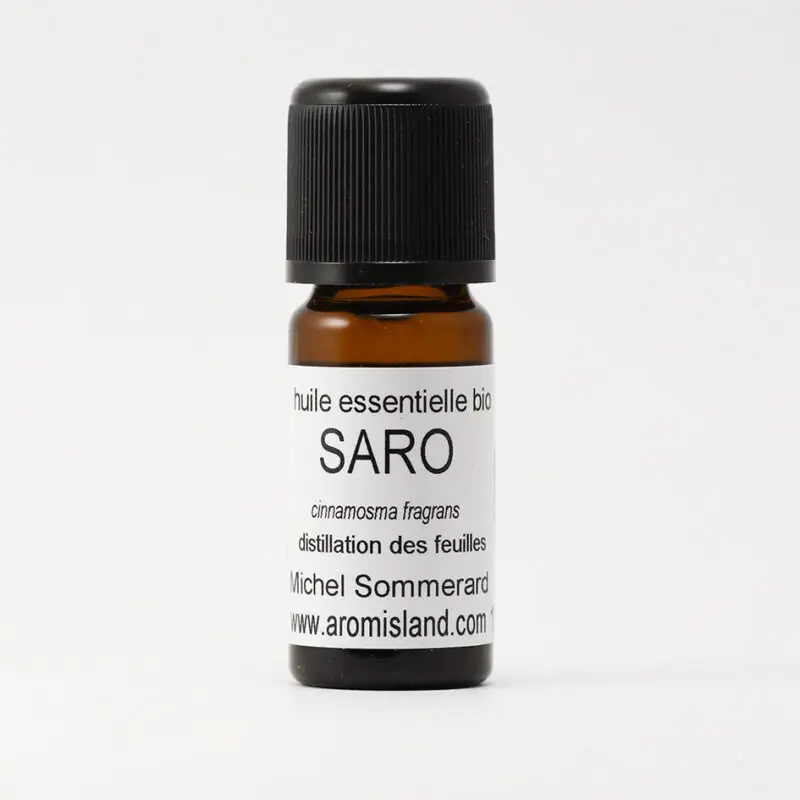 Flacon d' Huile Essentielle de Saro Bio ( Cinnamosma fragans ) , extrait pur et bio de Madagascar.