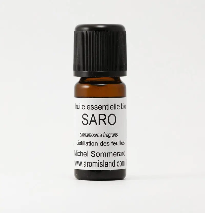 Flacon d' Huile Essentielle de Saro Bio ( Cinnamosma fragans ) , extrait pur et bio de Madagascar.