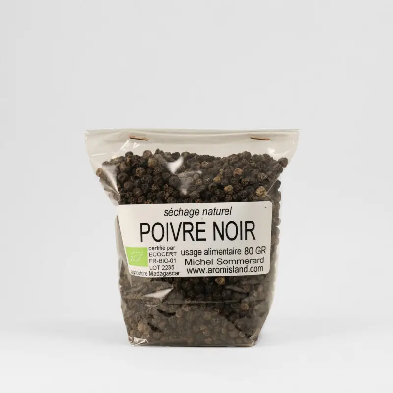 Grappes de poivre noir séché au soleil à Madagascar
