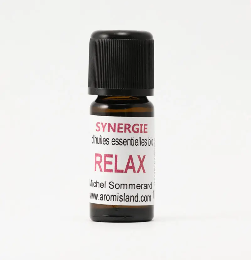 Flacon de Synergie Relax Apaisement et Sérénité, mélange d’huiles essentielles bio aux notes fruitées et florales.