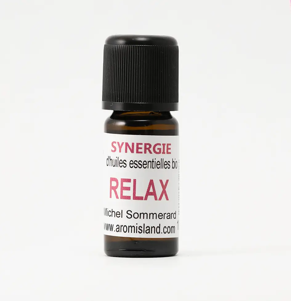 Flacon de Synergie Relax Apaisement et Sérénité, mélange d’huiles essentielles bio aux notes fruitées et florales.
