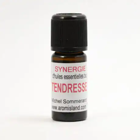Flacon de Synergie Tendresse Douceur et Réconfort, mélange d’huiles essentielles bio aux notes florales et boisées.