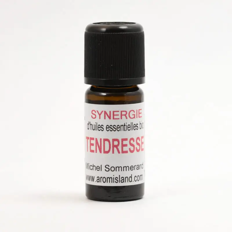 Flacon de Synergie Tendresse Douceur et Réconfort, mélange d’huiles essentielles bio aux notes florales et boisées.