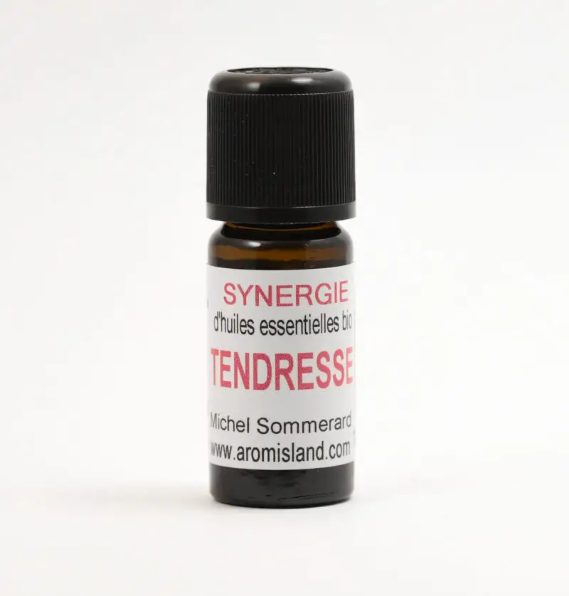 Flacon de Synergie Tendresse Douceur et Réconfort, mélange d’huiles essentielles bio aux notes florales et boisées.