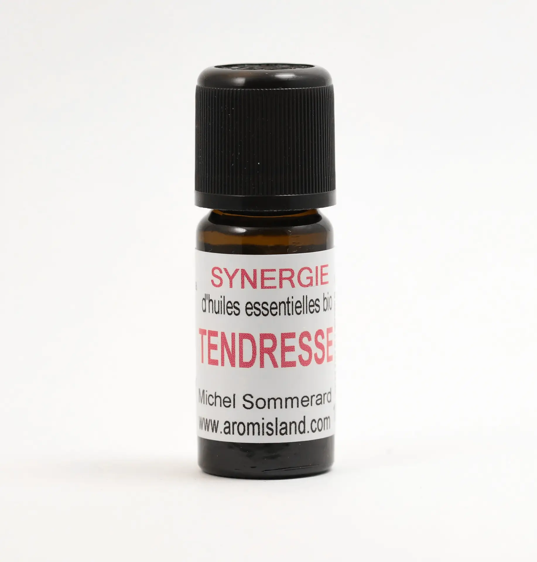 Flacon de Synergie Tendresse Douceur et Réconfort, mélange d’huiles essentielles bio aux notes florales et boisées.
