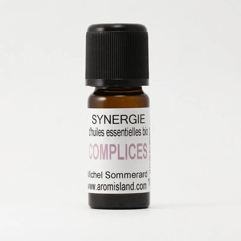 Flacon de Synergie Complices Connexion et Sensualité, un mélange d’huiles essentielles bio aux notes chaudes et équilibrées.