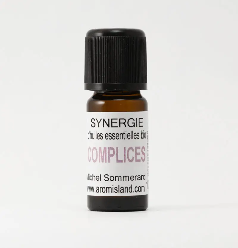 Flacon de Synergie Complices Connexion et Sensualité, un mélange d’huiles essentielles bio aux notes chaudes et équilibrées.