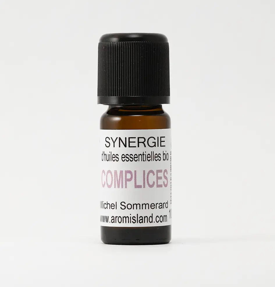 Flacon de Synergie Complices Connexion et Sensualité, un mélange d’huiles essentielles bio aux notes chaudes et équilibrées.