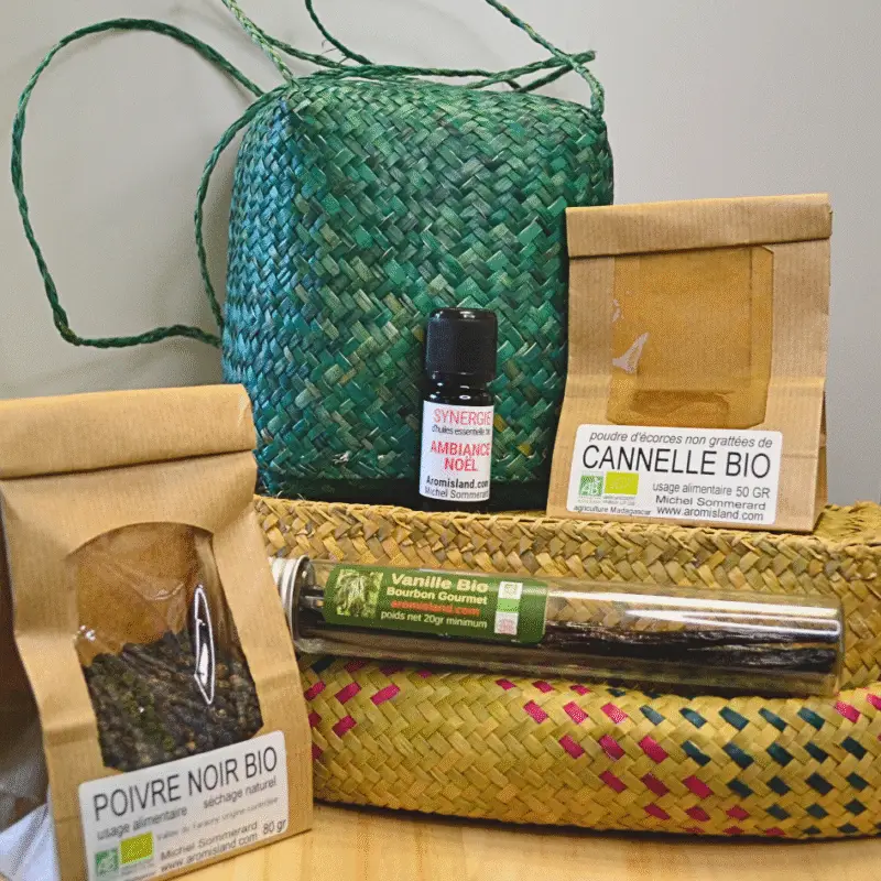 Panier artisanal spécial Noël Aromisland – produits de Madagascar dans un panier en feuille de souchet tressé à la main