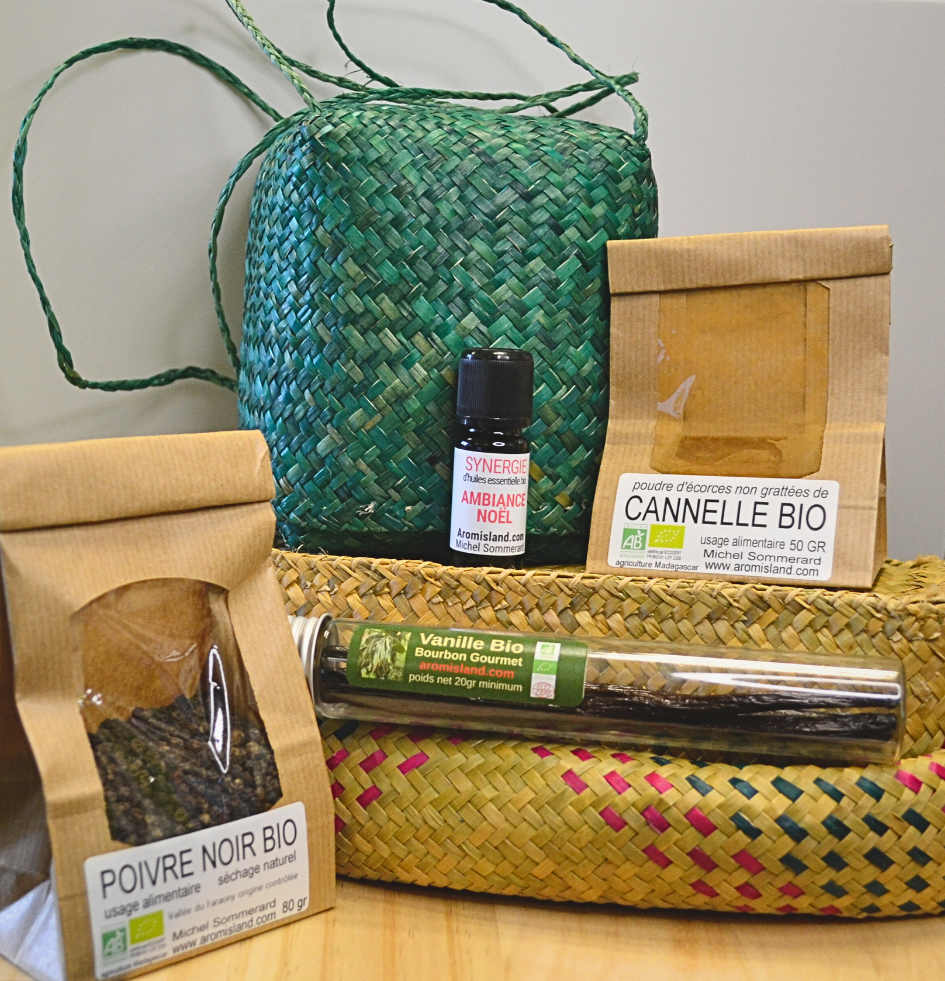 Panier artisanal spécial Noël Aromisland – produits de Madagascar dans un panier en feuille de souchet tressé à la main